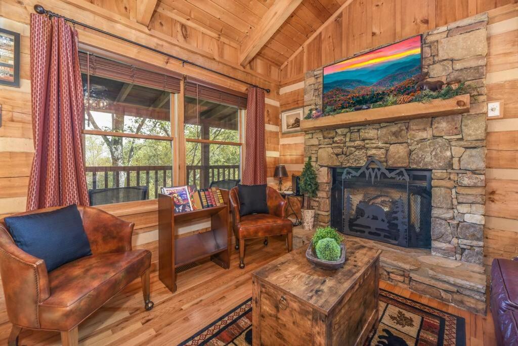 View! Cozy, Private, Fireplace, Hot Tub Log Cabin, Honeymoon! Sevierville Luaran gambar