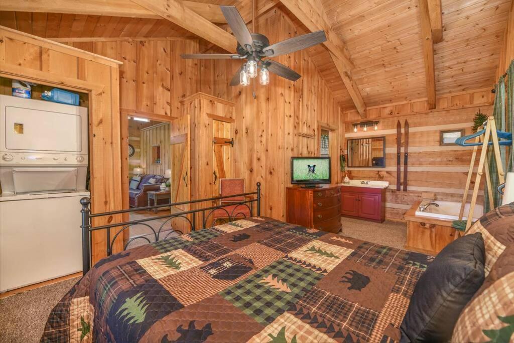 View! Cozy, Private, Fireplace, Hot Tub Log Cabin, Honeymoon! Sevierville Luaran gambar
