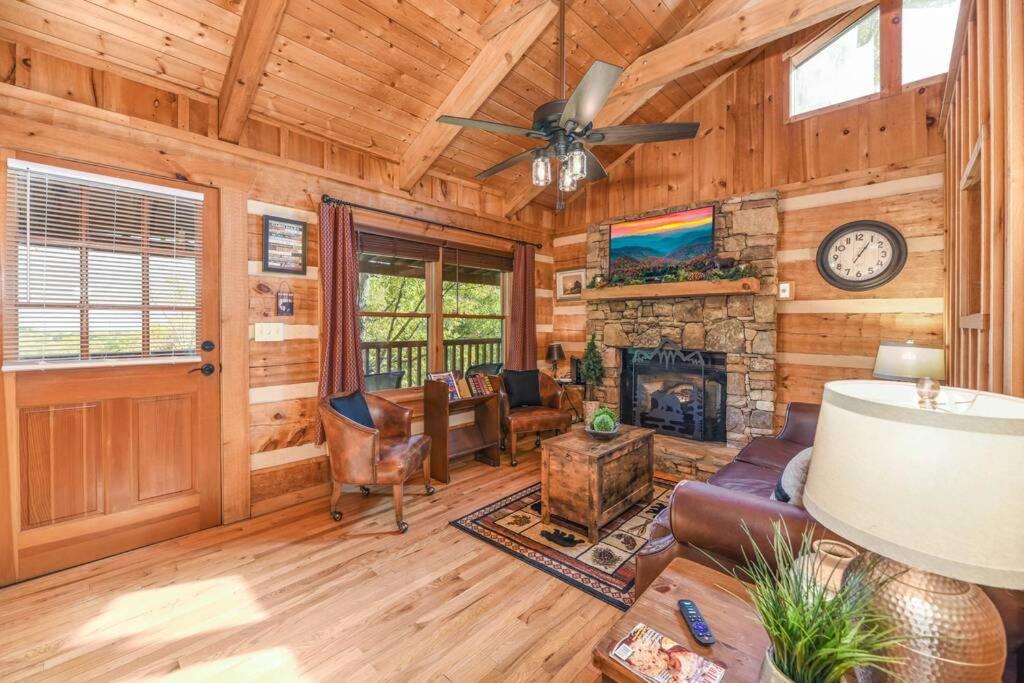View! Cozy, Private, Fireplace, Hot Tub Log Cabin, Honeymoon! Sevierville Luaran gambar