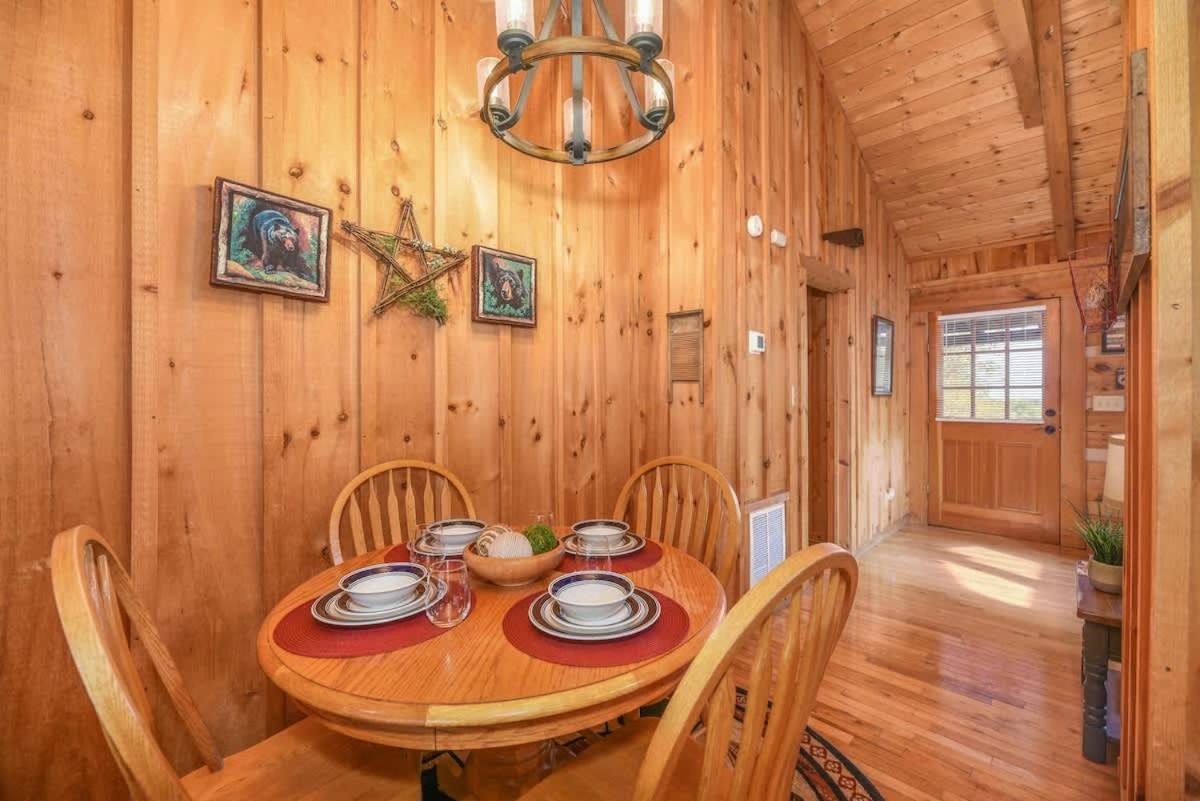 View! Cozy, Private, Fireplace, Hot Tub Log Cabin, Honeymoon! Sevierville Luaran gambar