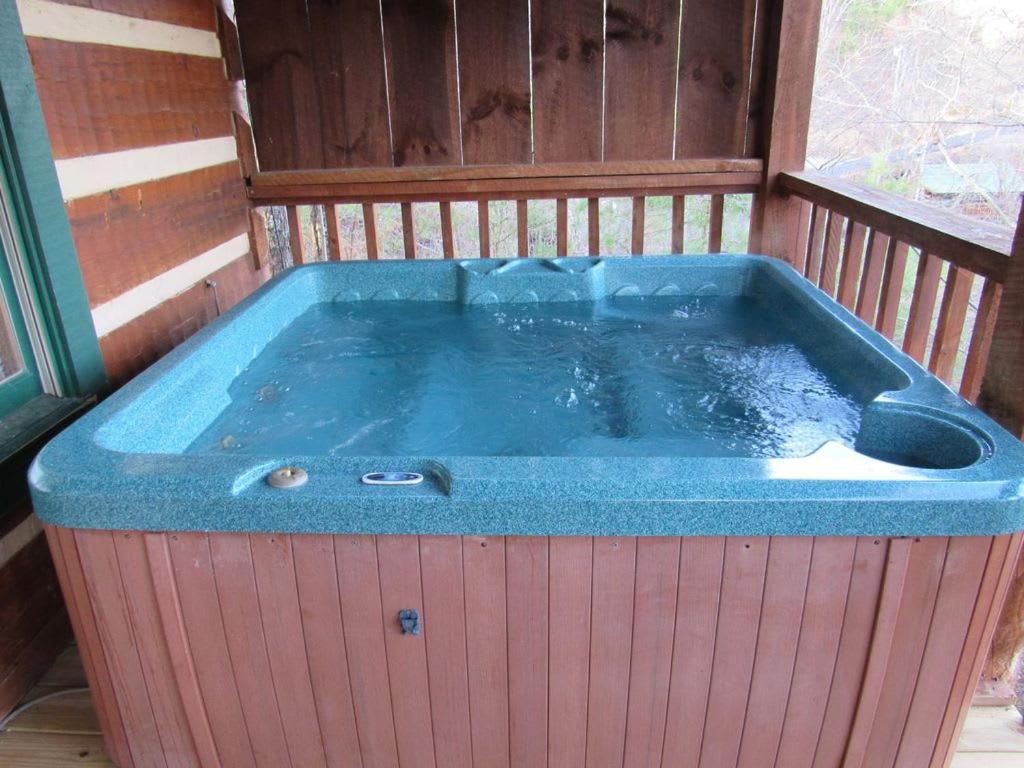 View! Cozy, Private, Fireplace, Hot Tub Log Cabin, Honeymoon! Sevierville Luaran gambar