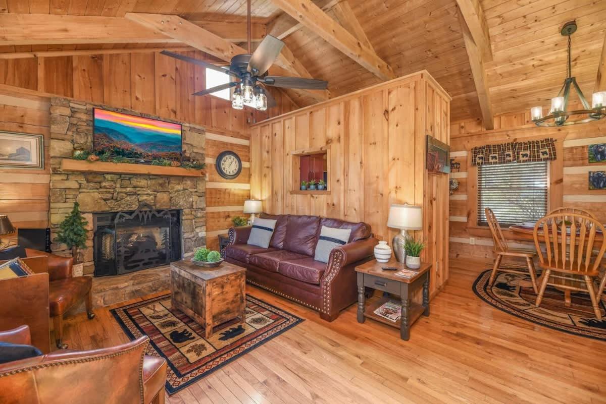 View! Cozy, Private, Fireplace, Hot Tub Log Cabin, Honeymoon! Sevierville Luaran gambar
