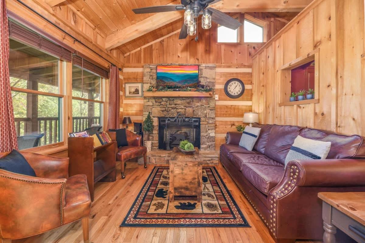 View! Cozy, Private, Fireplace, Hot Tub Log Cabin, Honeymoon! Sevierville Luaran gambar