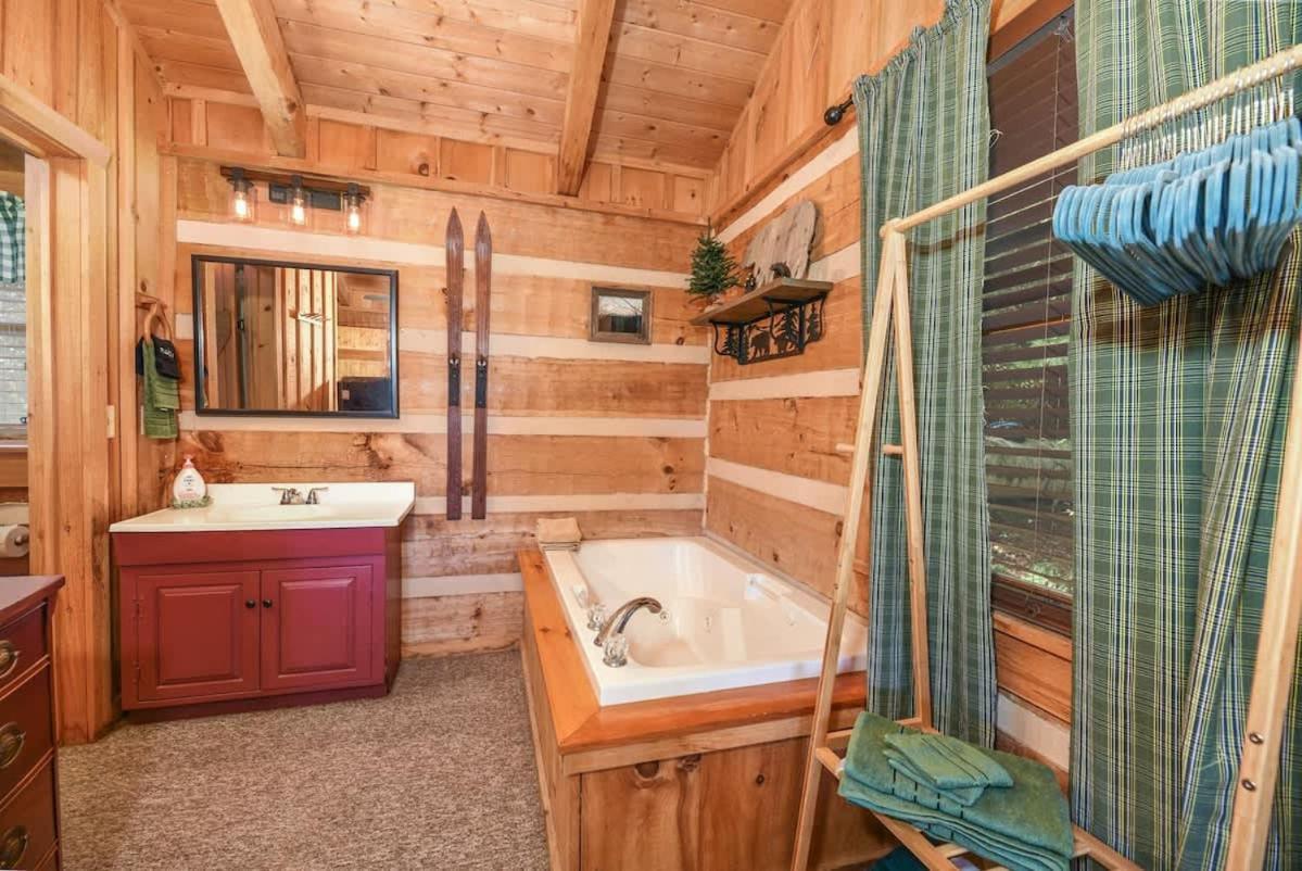 View! Cozy, Private, Fireplace, Hot Tub Log Cabin, Honeymoon! Sevierville Luaran gambar